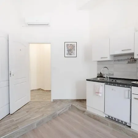 New A C With View Of The Synagogue Apartment
